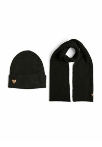 Berretto lavorato a maglia nero con una texture a coste e un piccolo dettaglio a forma di cuore, abbinato a una sciarpa a coste coordinata. Entrambi sono di colore nero.