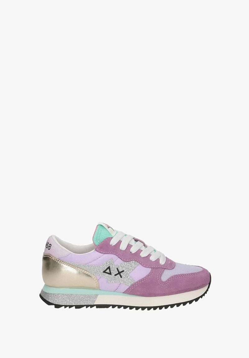 Sneakersy wykonane z fioletowego zamszu, z metalicznymi złotymi akcentami, jasnoniebieskim logo, białymi sznurowadłami i teksturowaną czarną gumową podeszwą.