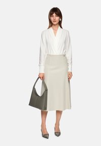 Weißes Langarmshirt mit V-Ausschnitt, cremefarbener A-Linien-Rock, graue Ledertasche und graue spitze High Heels, mit glatter Textur und minimalistischem Design.