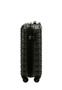 Valise rigide noire avec une finition texturée, un design rainuré, deux zips et quatre roues pour la mobilité. Clés et serrure incluses.