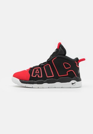 Czarno-czerwony wysoki sneaker z białą podeszwą, z dużymi literami „AIR” po bokach i małym logo Nike na pięcie i podeszwie.