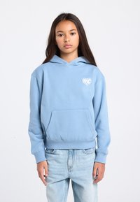 Lichtblauwe hoodie met een voorkantzak en een capuchon met trekkoord. Heeft een "NYC" hartlogo op de linkerborst. Zachte stoftextuur.