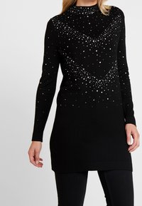 Wallis Stickad tröja - black