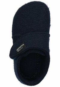 Granatowe filcowe kapcie o zaokrąglonym kształcie, z regulowanym paskiem i wewnętrznymi detalami w postaci szwów. Posiadają metkę z logo po boku.