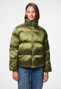 Olive green puffy jacket with high collar, zip closure, and textured fabric. Features horizontal stitching and wide sleeves.