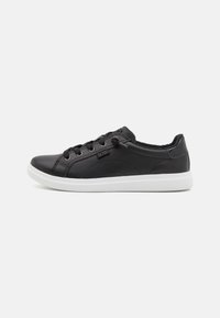 Sneaker in pelle nera con un design a basso profilo, punta rotonda, suola in gomma bianca e chiusura con lacci e occhielli in metallo.