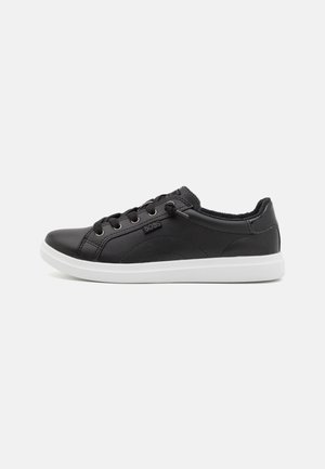 Schwarze Leder-Sneaker mit einem Low-Top-Design, runder Zehenpartie, weißer Gummisohle und Schnürverschluss mit Metalldurchzügen.