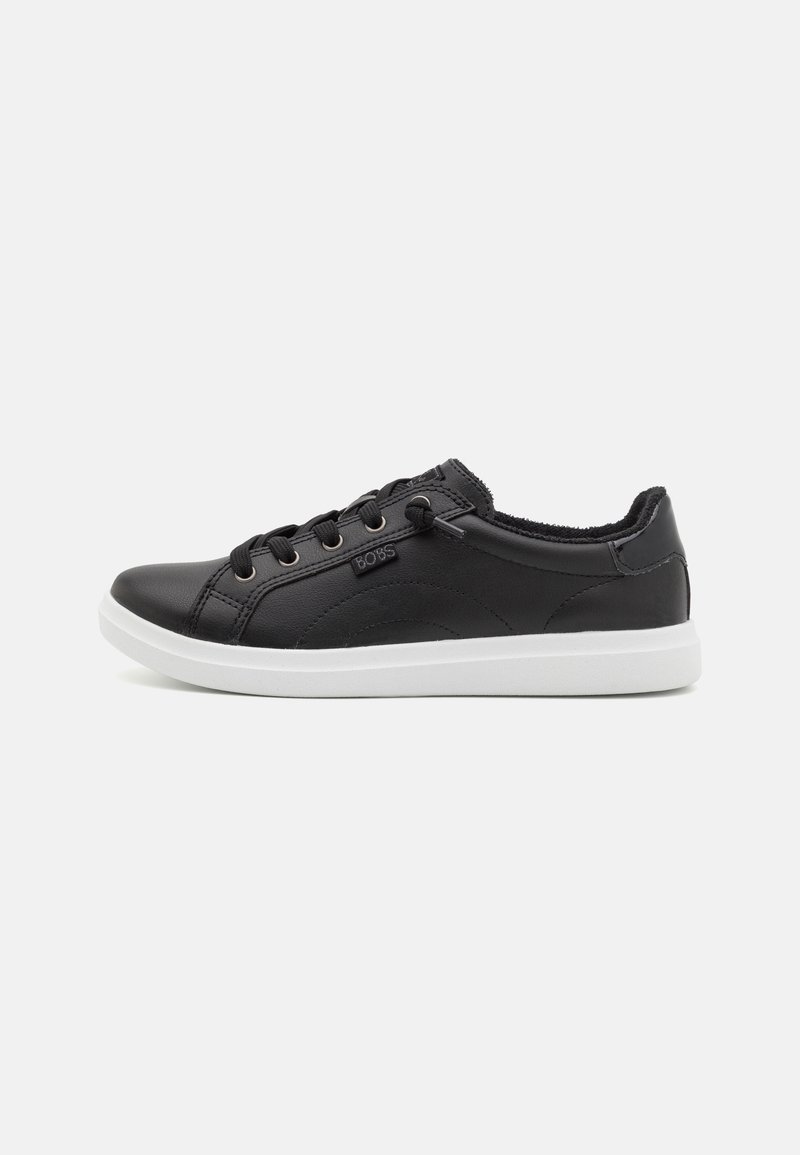 Sneaker in pelle nera con un design a basso profilo, punta rotonda, suola in gomma bianca e chiusura con lacci e occhielli in metallo.