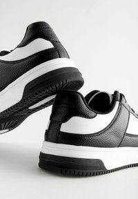 Next COURT- REGULAR FIT - Tossud - black white