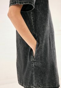 Next SHORT SLEEVE TALL - REGULAR FIT - Denimové šaty - washed black