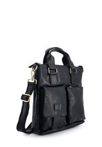 Černá kožená taška s horními uchy a nastavitelným popruhem. Obsahuje dvě přední kapsy, zlaté kování a texturovaný povrch.