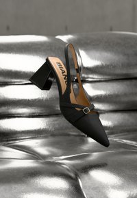 Επιλέχθηκε, black