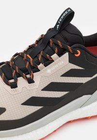 Adidas Terrex FREE GTX - Zapatillas de senderismo - beige/core black/semi impact orange