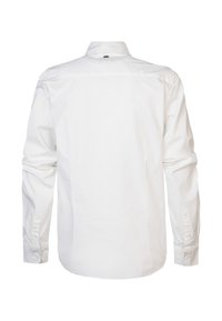 Witte lange mouwen overhemd van katoen. Heeft een klassieke kraag, met knopen sluitende manchetten en een rug yoke met een klein logo detail.