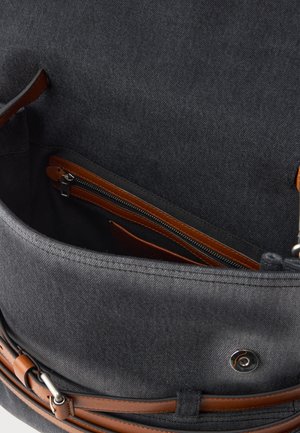 Intérieur d'un sac en tissu gris avec des accents en cuir marron et une poche zippée. Equipé d'une fermeture à pression sécurisée et d'une texture lisse.