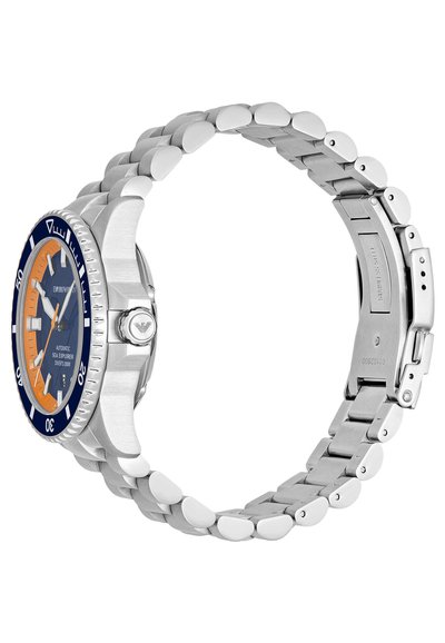 Edelstahlarmbanduhr mit blauem Zifferblatt, orangefarbenen Akzenten und einem polierten Silberarmband. Drehbare Lünette mit Minutenmarkierungen und Gliedern.