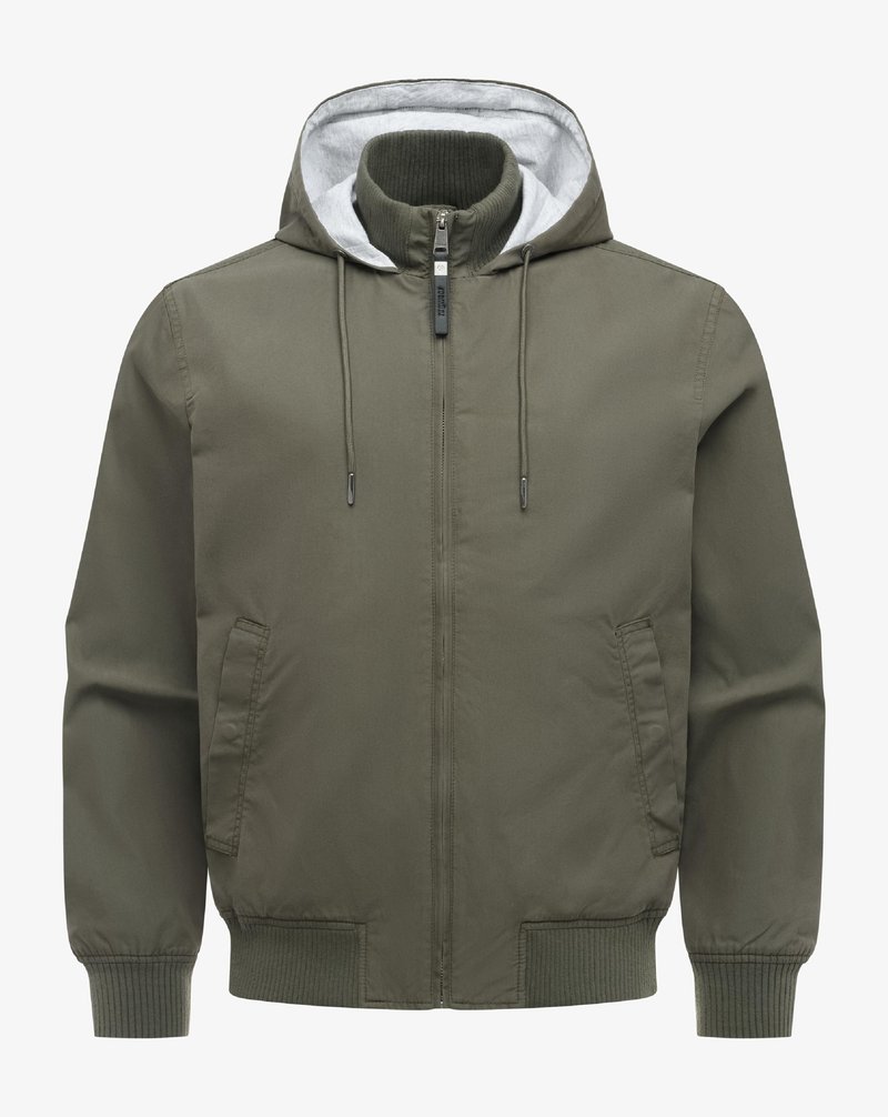 Oliwkowo-zielona kurtka z kapturem, zapinana na zamek z przodu, z regulowanym sznurkiem w kapturze, ściągaczami przy mankietach i na dole oraz dwoma bocznymi kieszeniami.