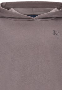 Felpa con cappuccio in un tenue color mauve, con una lavorazione a maglia leggermente testurizzata e le iniziali "RJ" ricamate sul petto.