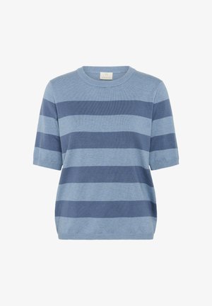 Suéter de manga corta a rayas azules, hecho de un material de punto suave; presenta diferentes tonalidades de azul, con un cuello redondo y un corte relajado.