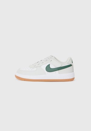 FORCE 1 UNISEX - Baskets basses - photon dust/white/fir/gum med brown