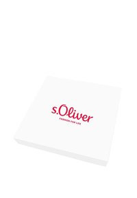 Scatola rettangolare bianca con logo rosso "s.Oliver FASHION FOR LIFE" centrato sul coperchio, su uno sfondo bianco.