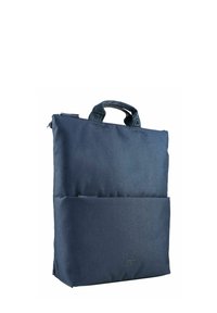 Mochila de tela azul marino con diseño estructurado, asas cortas y un bolsillo frontal. Presenta un logotipo sutil en la parte inferior. Cierre con cremallera.