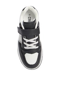 Sneaker bianco e nero in pelle sintetica liscia e perforata, con lacci frontali, cinturino regolabile e suola in gomma. Taglia 31.