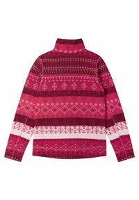 Suéter de cuello alto con patrones nórdicos en rojo, rosa y blanco, que incluyen árboles y formas geométricas, mostrado desde atrás.