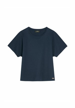 Granatowy t-shirt z krótkim rękawem i okrągłym dekoltem, ze prostym dołem i małą metalową metką marki w pobliżu dolnej krawędzi.