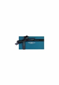 Scatola regalo turchese con un nastro nero che presenta il testo "TISSUVILLE STOCKHOLM". Texture liscia, forma rettangolare e un fiocco ben annodato.