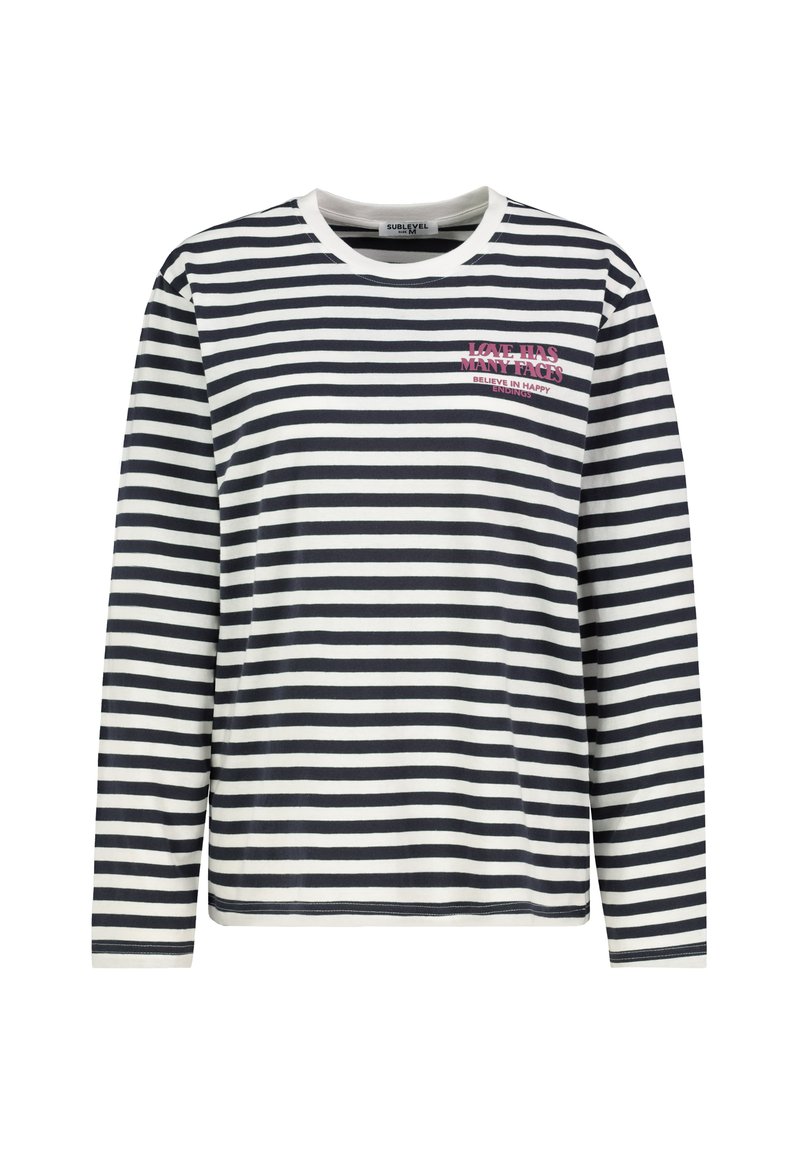 Schwarz-weiße gestreifte Langarmshirt mit Rundhalsausschnitt, auf der linken Brust mit pinkem Text "DIE LIEBE HAT VIELE GESICHTER, GLAUBE AN GLÜCKLICHE ENDEN".