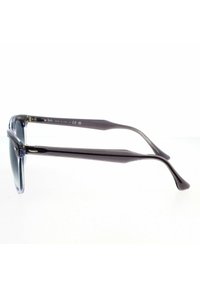 Occhiali da sole con una montatura grigia trasparente e lenti scure. Templi sottili e curvi con una superficie liscia e lucida e dettagli metallici.