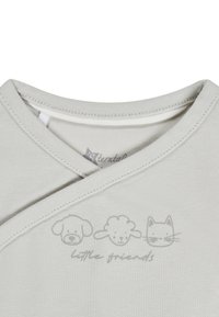 Hellgraues Baby-Shirt mit einem Halsausschnitt und einfachen Linienzeichnungen von einem Hund, einem Schaf und einer Katze über dem Text "kleine Freunde".