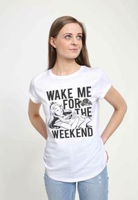 Hvid bomulds T-shirt med korte ærmer, der har sort grafisk tekst "Vækk mig til weekenden" og en illustration af en kvinde.