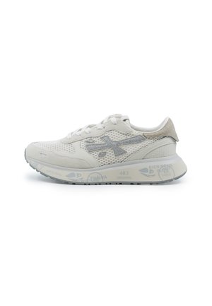Scarpa da ginnastica atletica beige chiaro e grigia con tomaia in mesh e camoscio, logo laterale testurizzato e suola spessa con sottili grafiche stampate.