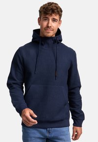 Mørkeblå hettegenser laget av teksturert stoff, med en frontlomme, snøring på hetta og ribbestrikkede mansjetter og kant. Uformell design.
