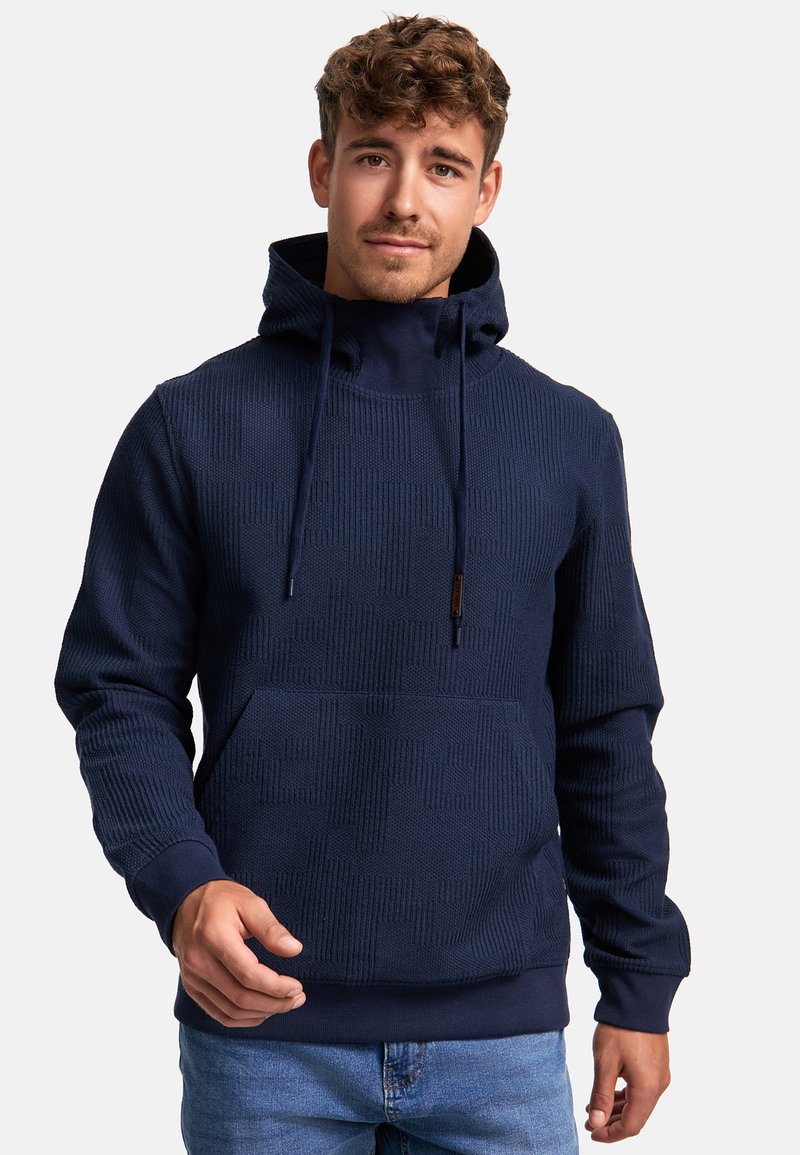 Mørkeblå hettegenser laget av teksturert stoff, med en frontlomme, snøring på hetta og ribbestrikkede mansjetter og kant. Uformell design.