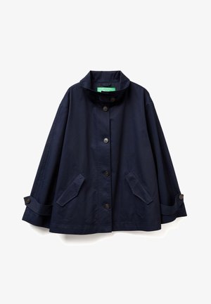 Marineblaue Knopfjacke mit Stehkragen, zwei schrägen Fronttaschen und geknöpften Ärmelschlaufen.