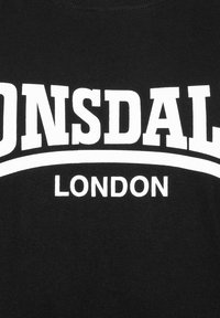 Sort bomulds T-shirt med stort hvidt tekst, der står "LONSDALE" over "LONDON." Glat tekstur med et klassisk crew neck design.