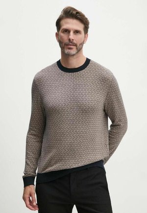 Maglione marrone con motivo, con scollo rotondo, polsini e orlo a coste scure. Il design presenta un motivo geometrico su tutta la superficie.