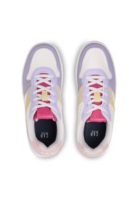 Zapatillas con un upper de cuero blanco y púrpura pastel, con acentos en rosa y amarillo, puntera redonda y cordones blancos. Logotipo de la marca en la lengüeta.