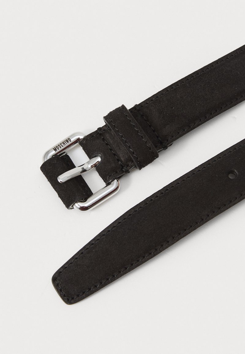 Schwarzer Wildledergürtel mit silberner Metallschnalle. Verfügt über eine besondere Nähte und Einstelllöcher entlang des Riemens. Markenname auf der Schnalle sichtbar.