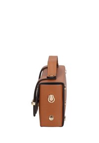 Borsa a tracolla in pelle marrone con forma rettangolare, dotata di manico superiore, dettagli in metallo dorato e una superficie testurizzata con cuciture visibili.