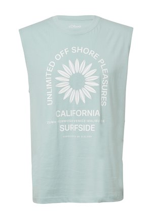 Jasnoniebieski bezrękawnik z bawełny, z grafiką białego promieni słonecznych oraz napisem: "NIESKOŃCZONE PRZYJEMNOŚCI NAD MORZEM KALIFORNIA SURFSIDE."
