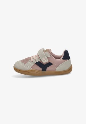 Zapatilla rosa y gris con una correa de velcro, que presenta un acento azul marino y ante texturizado. Suela de goma con forma redondeada.