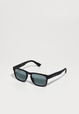Ochelari de soare din plastic negru cu rame pătrate și lentile gri cu gradient. Prezintă un finisaj mat și un logo pe brațul exterior.