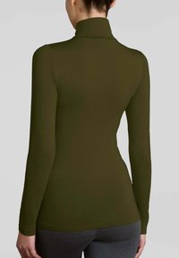Maglietta verde oliva a maniche lunghe con colletto alto, texture liscia, design aderente e costruzione senza cuciture, abbinata a leggings grigio scuro.
