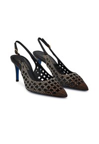 Tacchi slingback neri con punta affilata, decorati con un design a reticolato e strass. Presentano un tacco blu e dettagli in oro sulla fibbia.