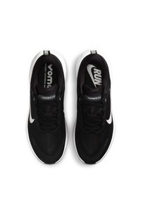 Scarpe da ginnastica nere con tomaia in rete, logo Nike bianco, lacci texture e suola ammortizzata. Presenta il marchio sulla linguetta e sulla soletta.