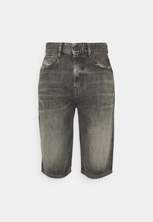 Shorts de mezclilla gris con un acabado desgastado, cinco bolsillos, trabillas para el cinturón y un corte recto. Detalles desgatados cerca del dobladillo.